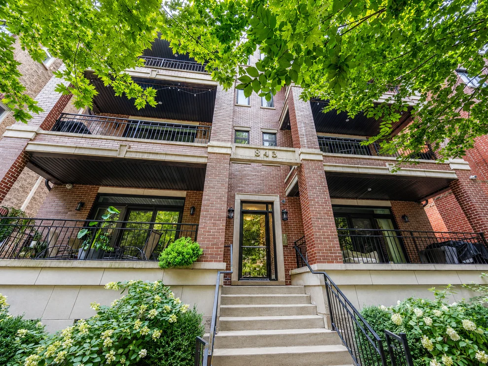 Unit for sale at 843 W Buckingham Place, Chicago, IL 60657
