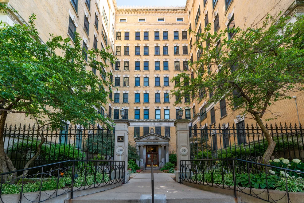 Unit for sale at 559 W Surf Street, Chicago, IL 60657