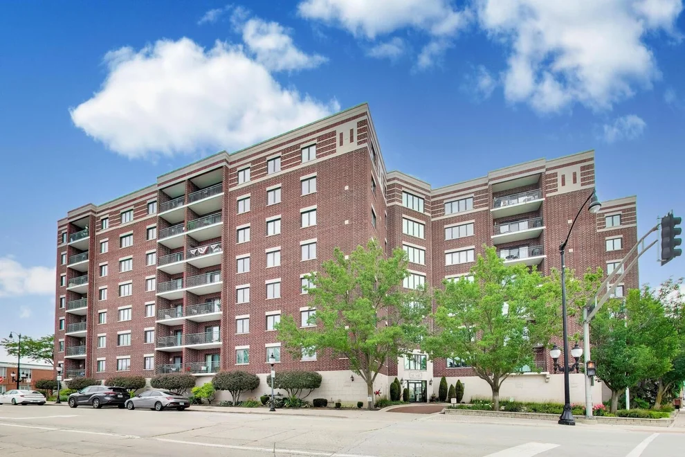 Unit for sale at 201 N Vail Avenue, Arlington Heights, IL 60004