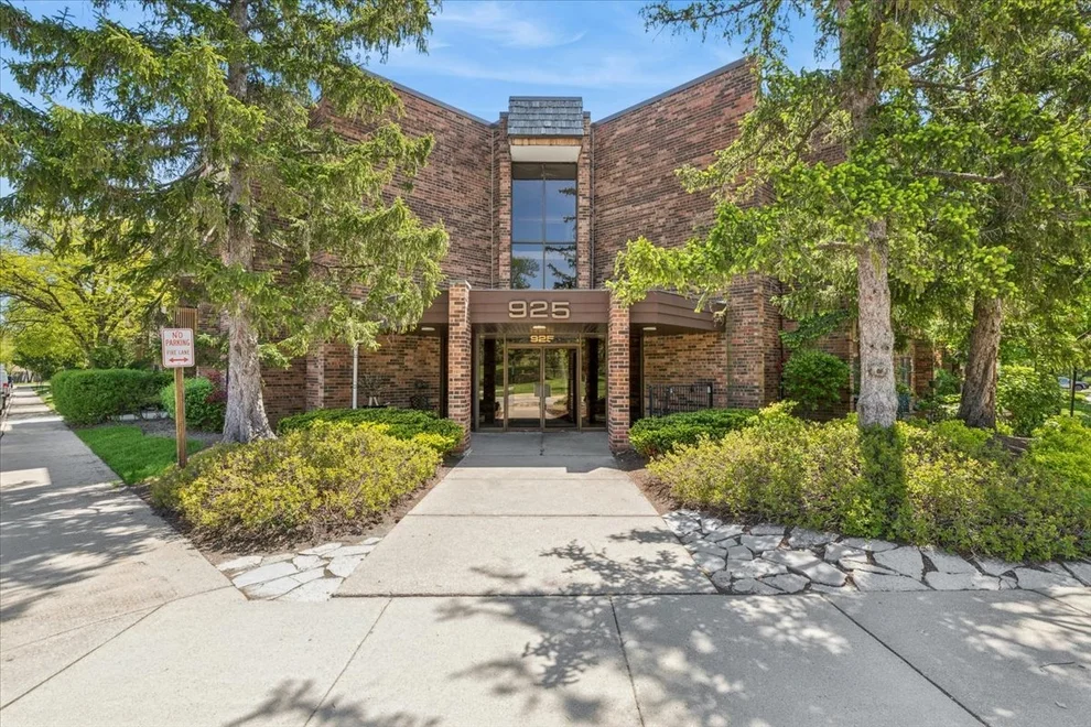 Unit for sale at 925 Spring Hill Drive, Northbrook, IL 60062