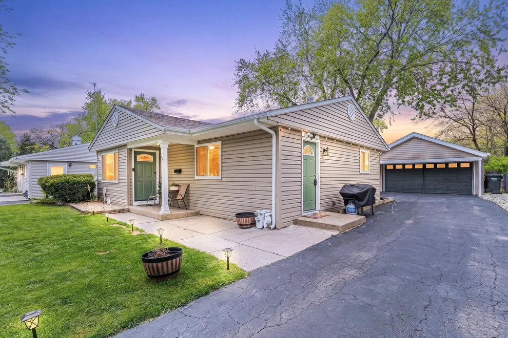 Unit for sale at 52 Sparrow Road, Carpentersville, IL 60110