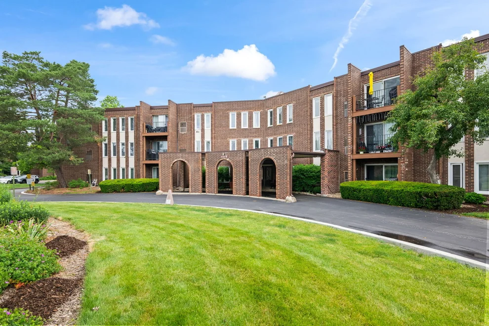 Unit for sale at 1575 Sandpebble Drive, Wheeling, IL 60090