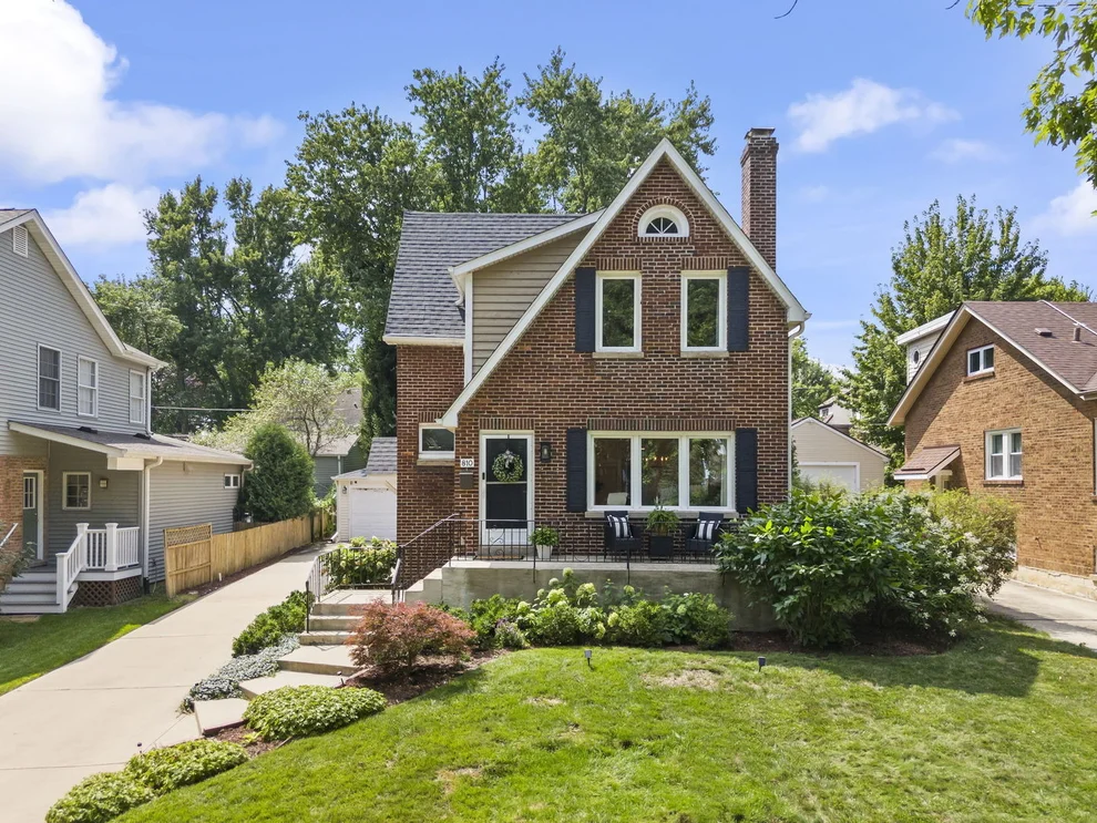 Unit for sale at 810 N Summit Street, Wheaton, IL 60187