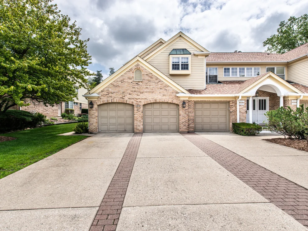 Unit for sale at 1857 W Ashbury Lane, Inverness, IL 60067