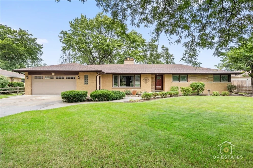 Unit for sale at 10 N Wildwood Drive, Prospect Heights, IL 60070