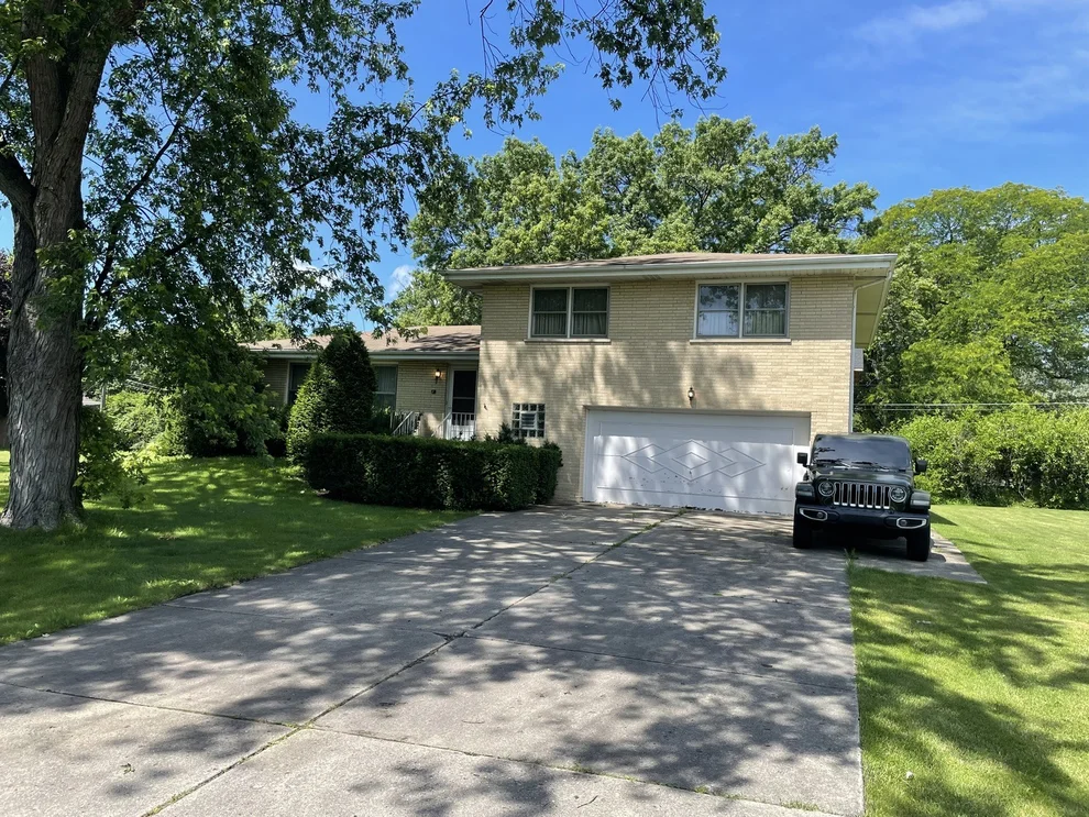 Unit for sale at 10 E Leon Lane, Prospect Heights, IL 60070
