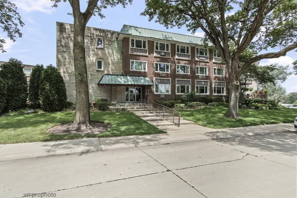 Unit for sale at 2812 E Bel Aire Drive, Arlington Heights, IL 60004