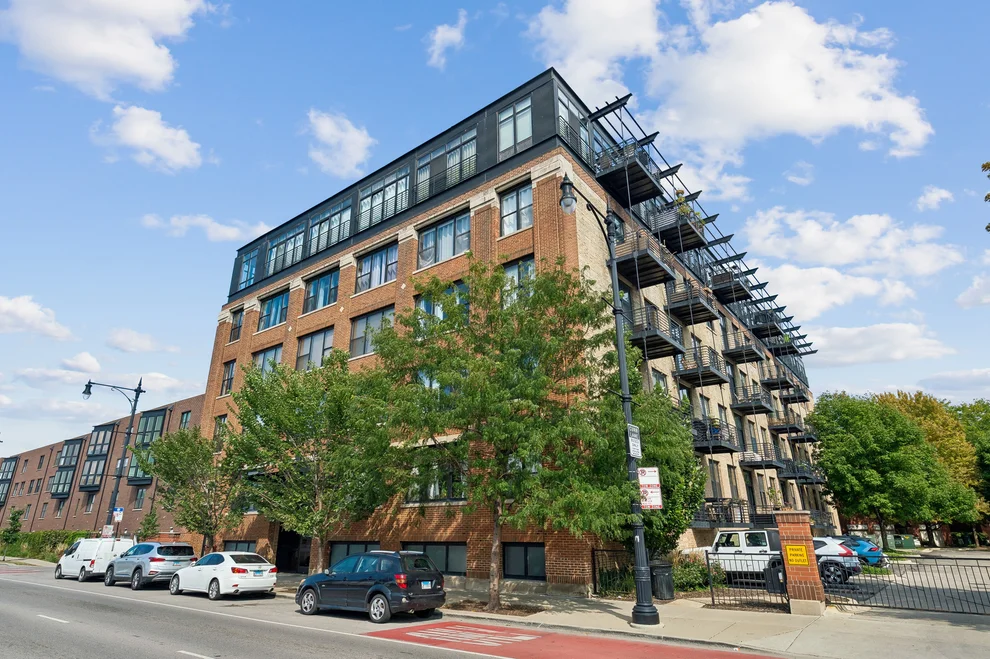 Unit for sale at 2911 N Western Avenue, Chicago, IL 60618