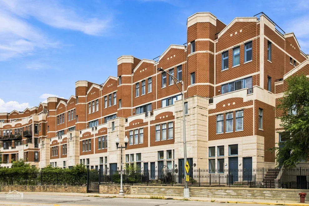 Unit for sale at 7768 N Sheridan Road, Chicago, IL 60626