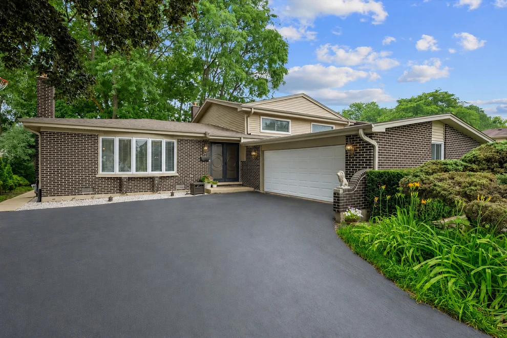 Unit for sale at 2631 N Stuart Drive, Arlington Heights, IL 60004