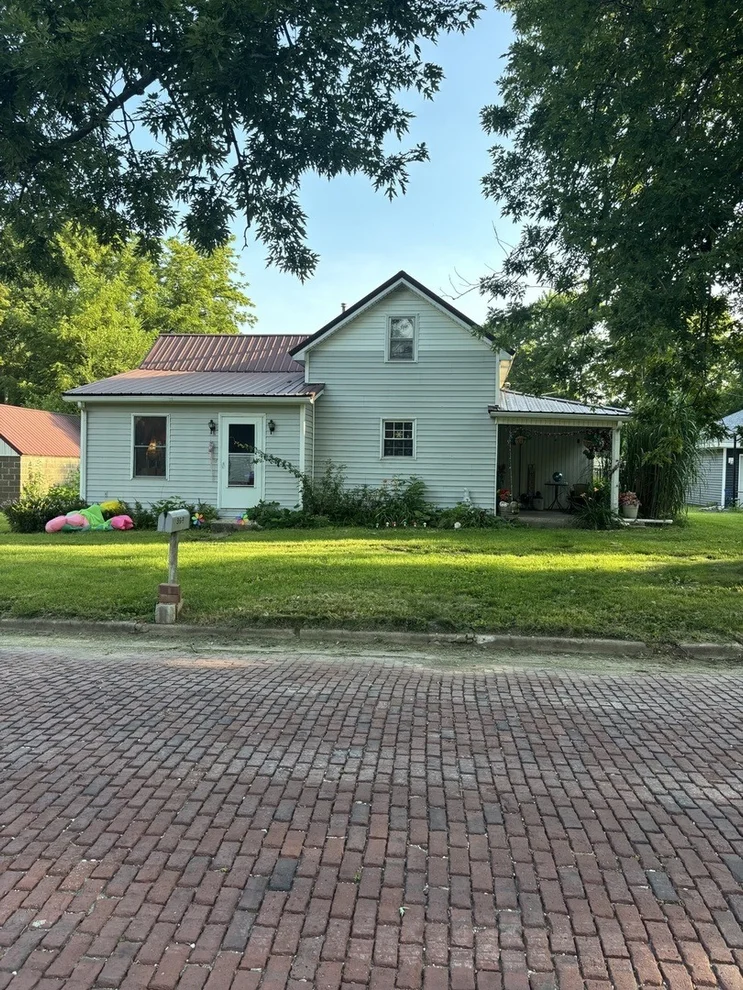 Unit for sale at 309 E Walnut Street, Piper City, IL 60959