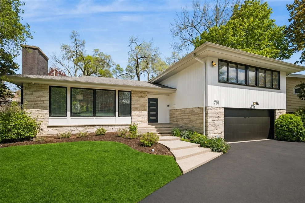 Unit for sale at 751 Woodridge Lane, Glencoe, IL 60022