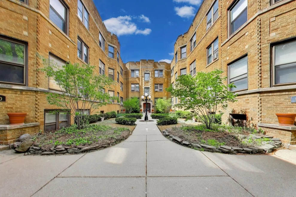Unit for sale at 536 W Cornelia Avenue, Chicago, IL 60657