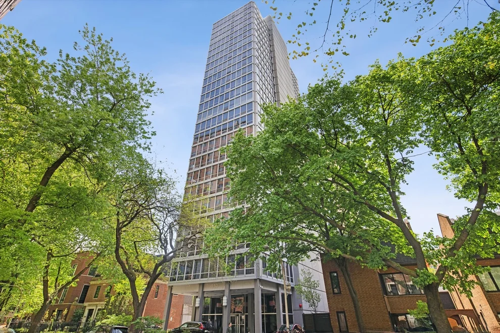 Unit for sale at 339 W Barry Avenue, Chicago, IL 60657
