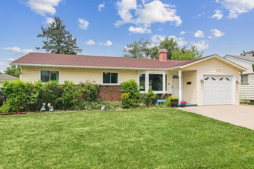 Unit for sale at 712 Saint Marys Parkway, Buffalo Grove, IL 60089