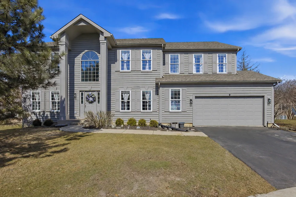 Unit for sale at 9 Laurel Valley Court, Lake In The Hills, IL 60156
