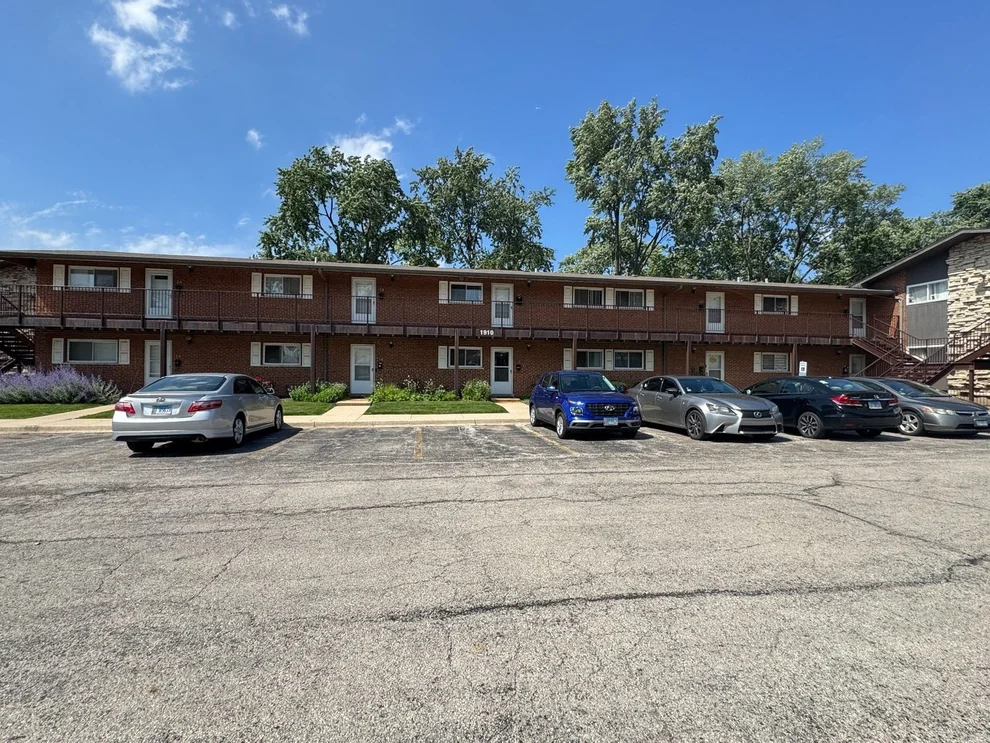 Unit for sale at 1910 W Hatherleigh Court, Mount Prospect, IL 60056