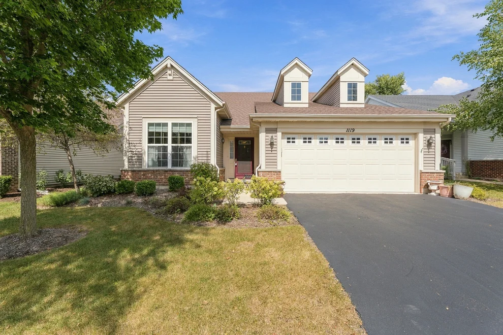 Unit for sale at 1119 Heathrow Lane, Aurora, IL 60502
