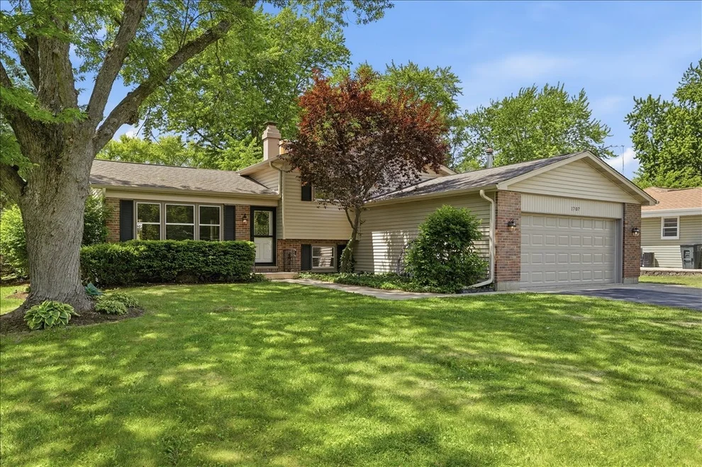 Unit for sale at 1707 Cherrywood Lane, Lindenhurst, IL 60046