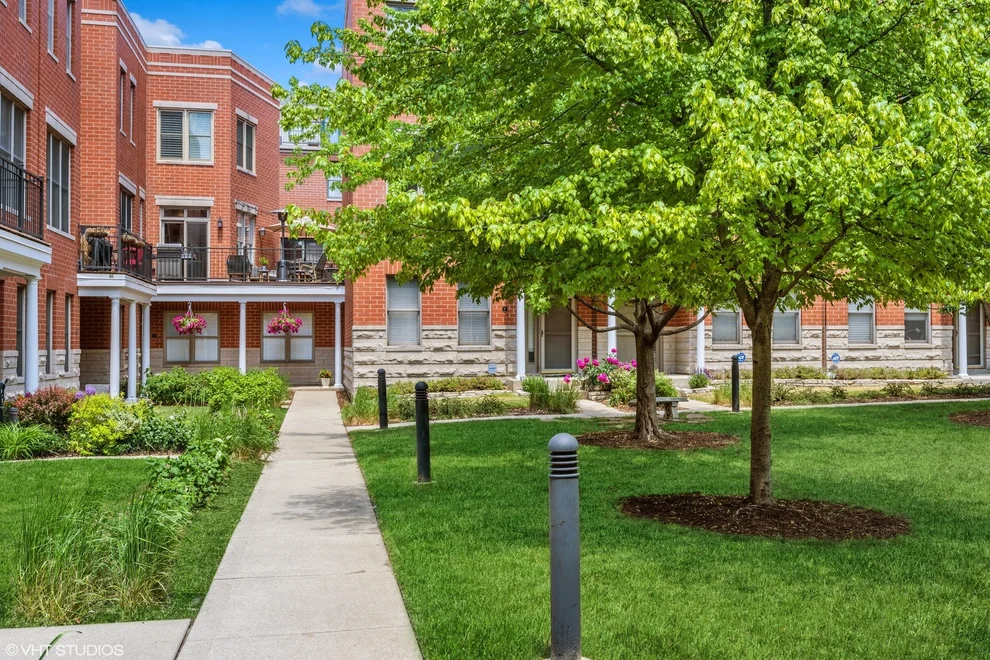 Unit for sale at 4010 N Clark Street, Chicago, IL 60613
