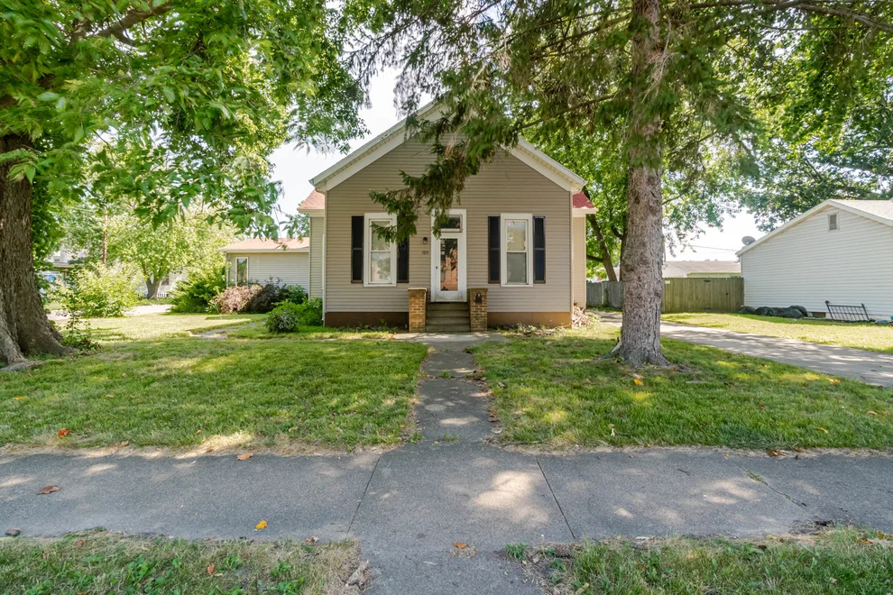 Unit for sale at 105 7th Street, Lincoln, IL 62656