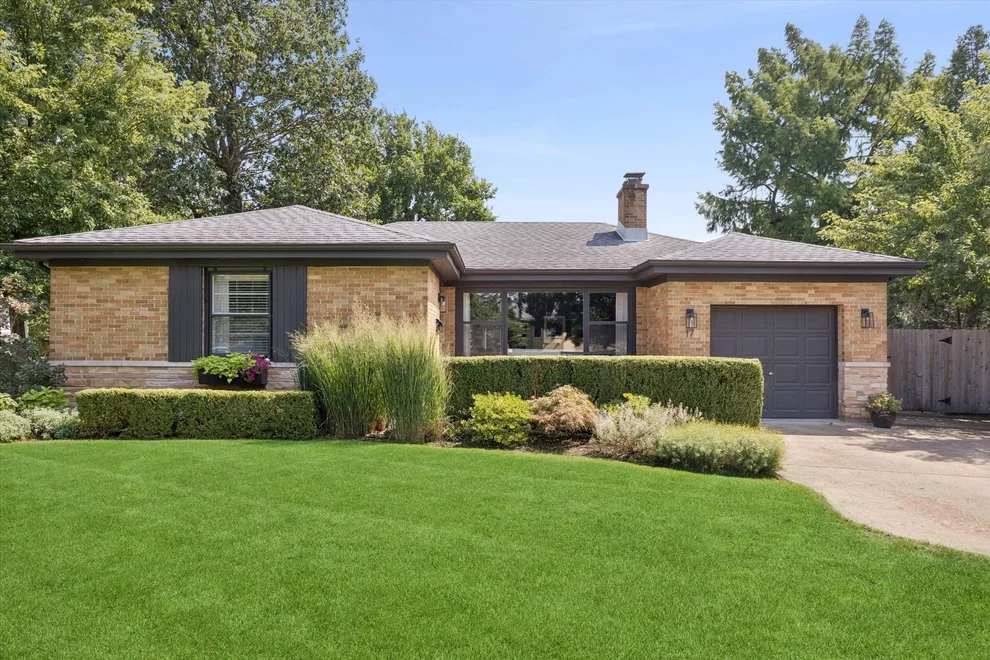 Unit for sale at 17 Golf Avenue, Clarendon Hills, IL 60514