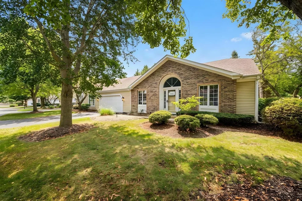 Unit for sale at 281 Governors Lane, Elgin, IL 60123