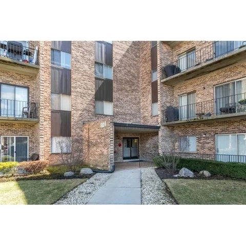 Unit for sale at 701 W Huntington Commons Road, MOUNT PROSPECT, IL 60056