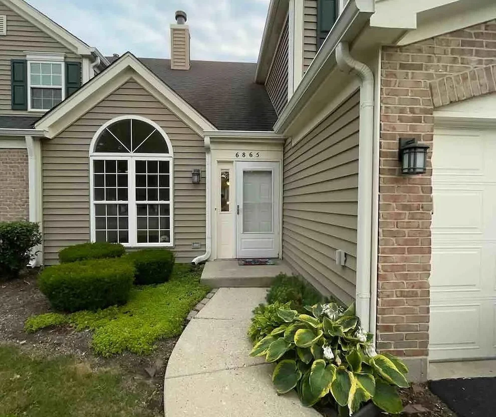 Unit for sale at 6865 Hampton Circle, Gurnee, IL 60031