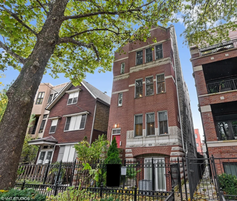 Unit for sale at 924 W Wolfram Street, Chicago, IL 60657
