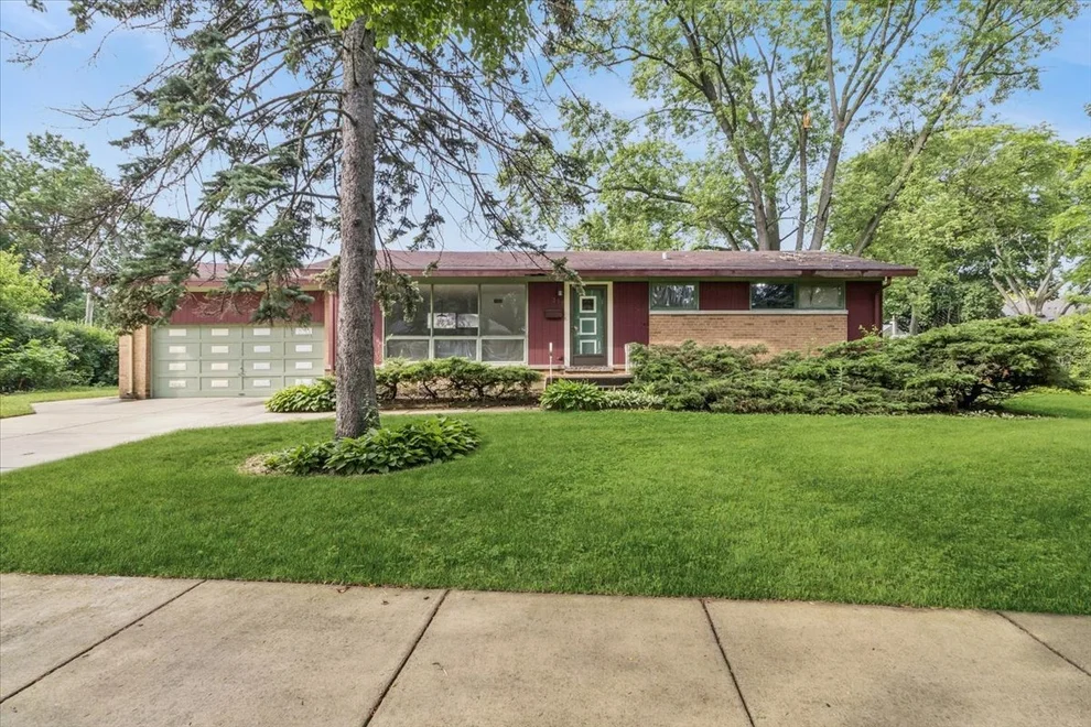 Unit for sale at 719 W Dresser Drive, Mount Prospect, IL 60056