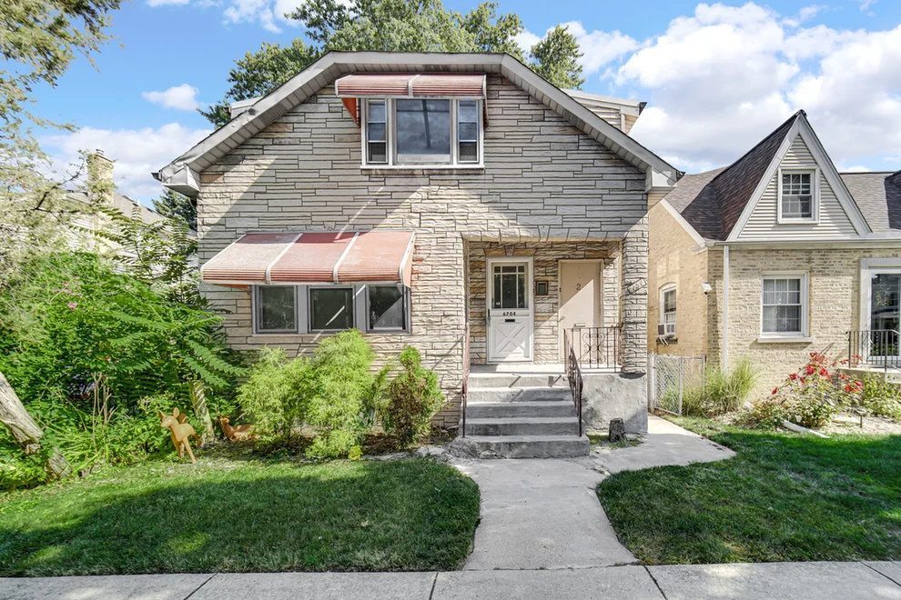 Unit for sale at 6704 W Albion Avenue W, Niles, IL 60714
