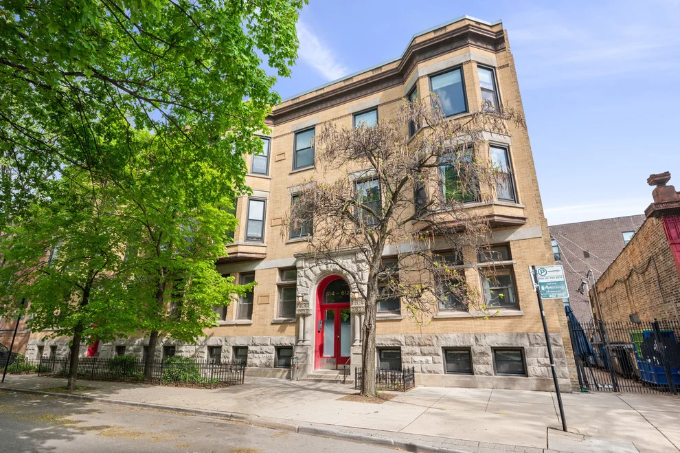 Unit for sale at 612 W BARRY Avenue, Chicago, IL 60657