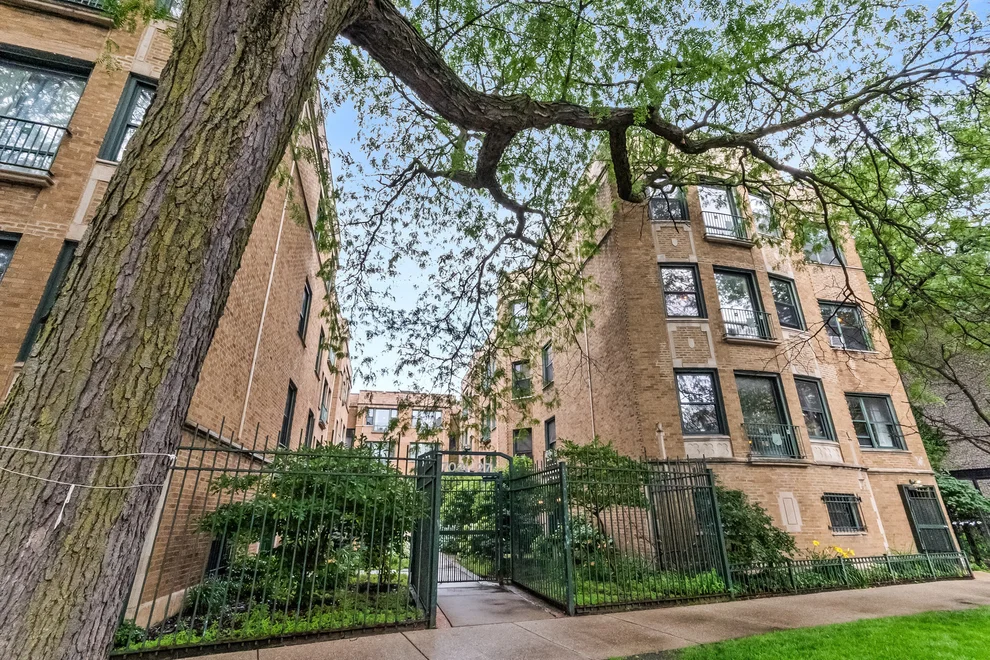 Unit for sale at 7021 N Sheridan Road, Chicago, IL 60626