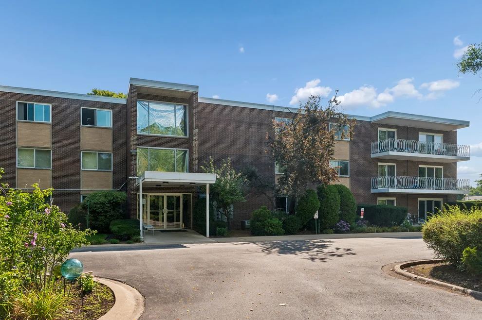 Unit for sale at 200 Deborah Lane, Wheeling, IL 60090