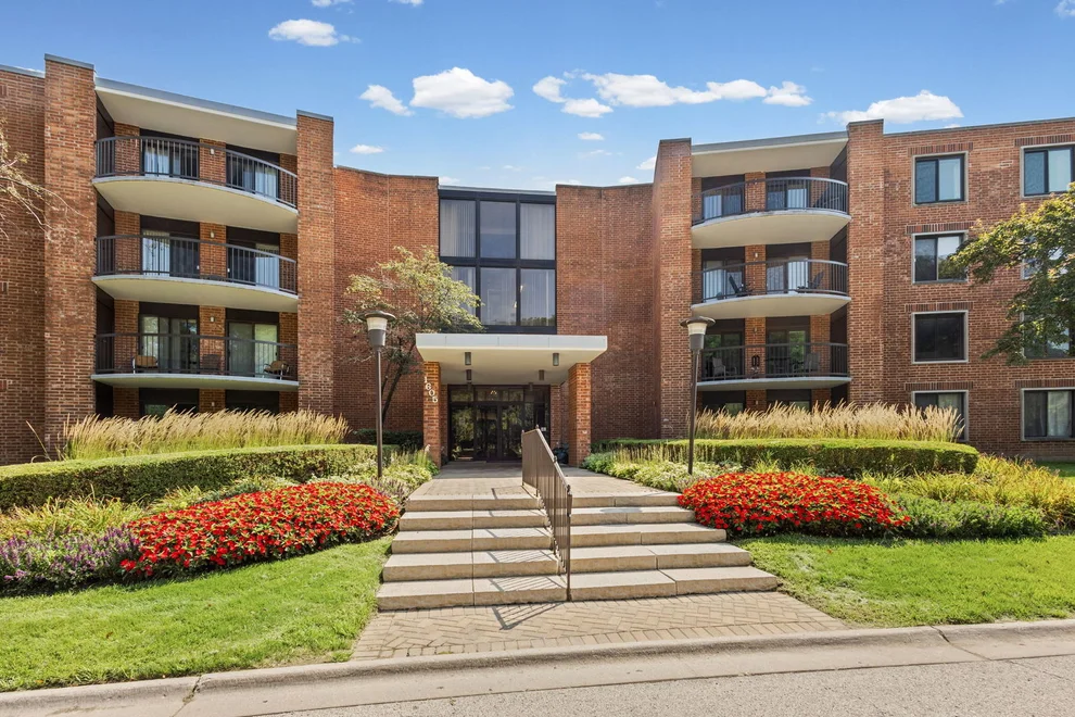 Unit for sale at 1605 E Central Road, Arlington Heights, IL 60005