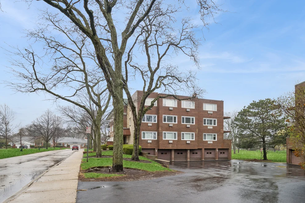 Unit for sale at 2700 E Bel Aire Drive, Arlington Heights, IL 60004