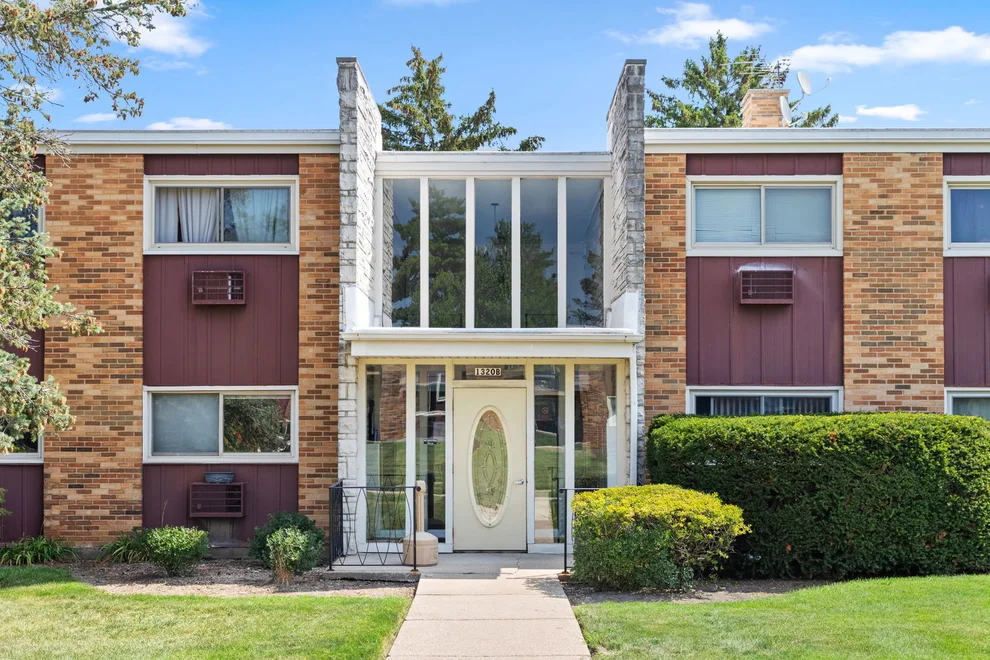 Unit for sale at 1320B Lore Lane, Lombard, IL 60148