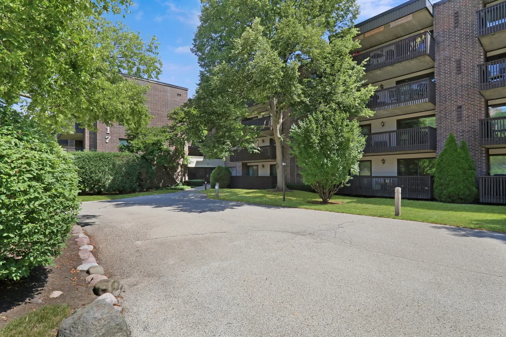 Unit for sale at 917 Vose Drive, Gurnee, IL 60031