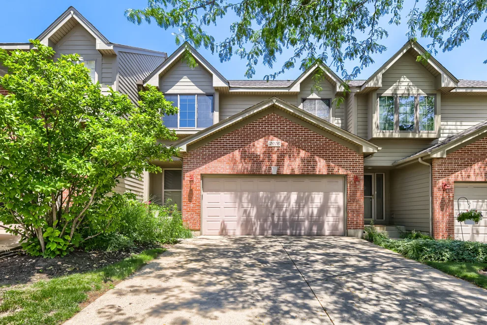 Unit for sale at 2016 Jeffrey Lane, Elgin, IL 60123