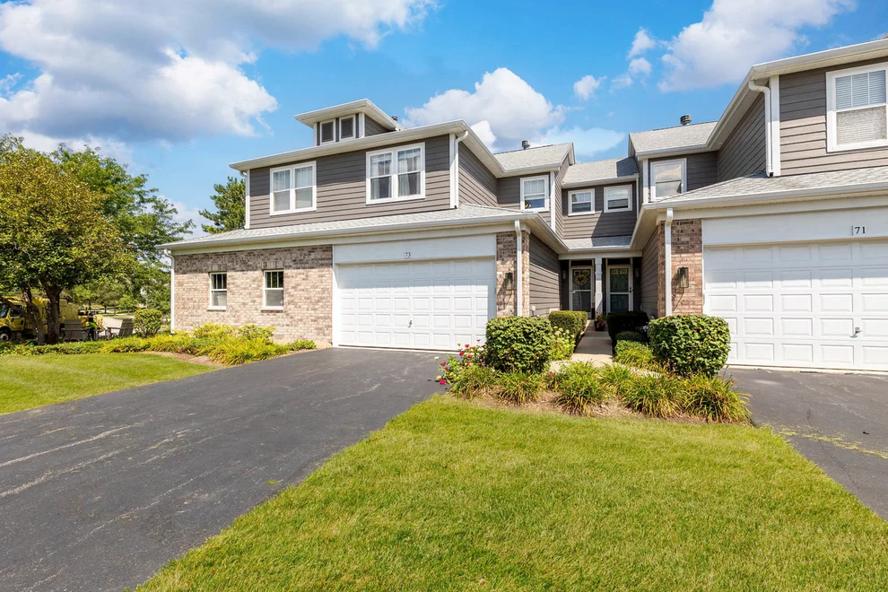 Unit for sale at 73 Woodview Drive, Glen Ellyn, IL 60137