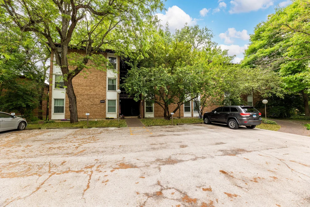 Unit for sale at 5537 E Lake Drive, Lisle, IL 60532