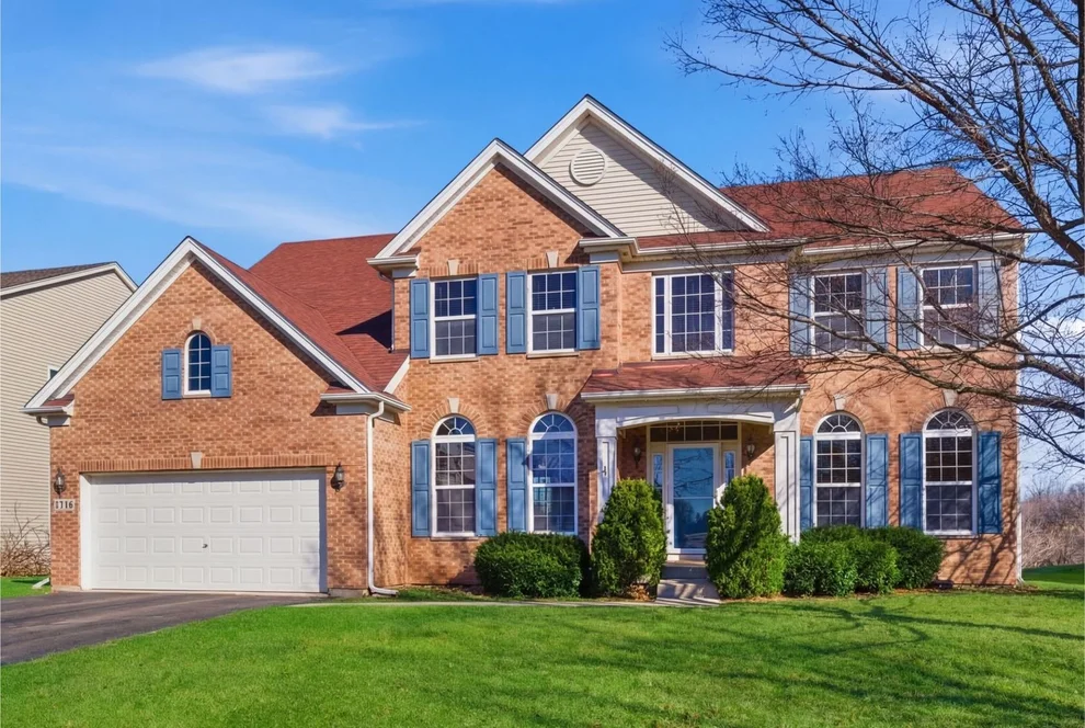 Unit for sale at 1718 Belcourt Lane, Elgin, IL 60120