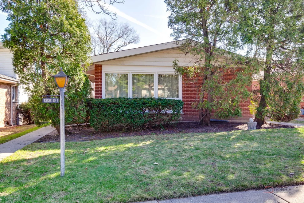 Unit for sale at 5251 Greenleaf Street, Skokie, IL 60077