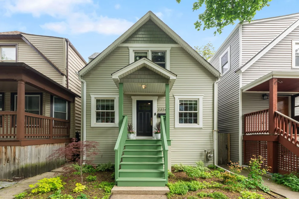 Unit for sale at 2324 W Eastwood Avenue, Chicago, IL 60625