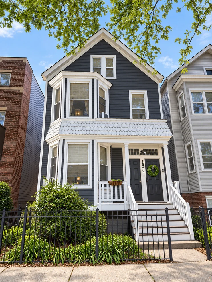 Unit for sale at 1529 W Nelson Street, Chicago, IL 60657