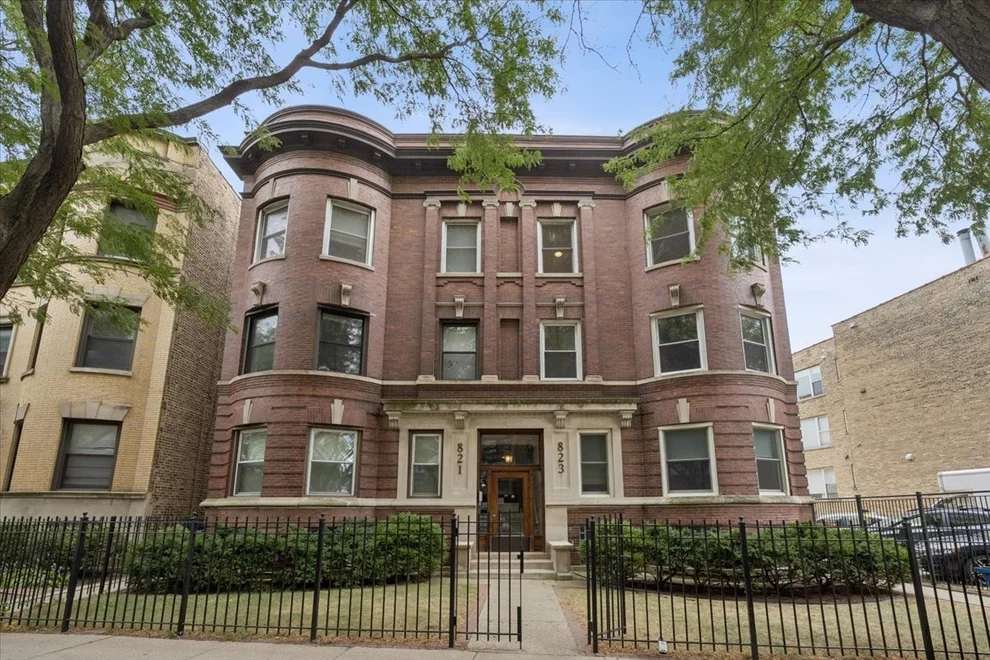Unit for sale at 823 W Belle Plaine Avenue, Chicago, IL 60613