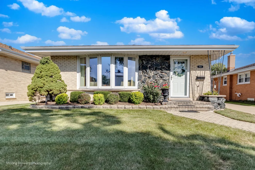 Unit for sale at 2923 Downing Avenue W, Westchester, IL 60154