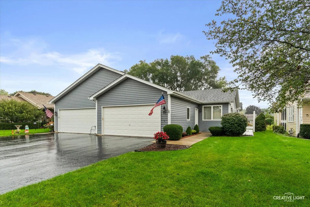Unit for sale at 53 Silver Trail, North Aurora, IL 60542