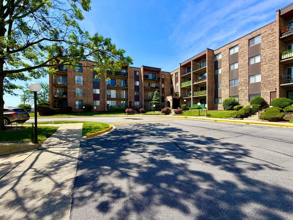 Unit for sale at 625 W Huntington Commons Road, Mount Prospect, IL 60056